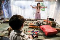 Young Sheldon – Genug ist genug! Mary (Zoe Perry, r.) wird es schließlich zu bunt und sie will Sheldon (Iain Armitage, l.) davon abbringen wegen der Grippewelle im Ort überzureagieren ...