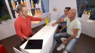 Die Ernährungs-Docs – 550 Liter gelbe Brause im Jahr: Matthias Riedl (l.) erklärt Björn M. und seiner Frau Susanne, warum auch zuckerfreie Limonade schädlich für ihn ist und er lieber auf „infused water“ setzen sollte.