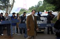 Monk – Monk (Tony Shalhoub) begutachtet einen Tatort ...