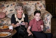 Young Sheldon – Meemaw (Annie Potts, l.); Sheldon (Iain Armitage, r.)
