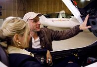 Das Glück am Horizont – rbb Fernsehen DAS GLÜCK Uhr. Flugzeug-Konstrukteur Thomas (Götz Schubert) will Maja (Katharina Schubert) die Angst vorm Fliegen nehmen.