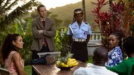 Death in Paradise – Als DI Parker (Ralf Little, 2.v.l.) und Sergeant Thomas (Shantol Jackson, 3.v.l.) zum Schauplatz eines Mordes gerufen werden, erleben die beiden eine Überraschung. Denn DS Cassells (Joséphine Jobert, l.) Undercover-Einsatz bei Miranda Priestley (Victoria Ekanoye, r.) führt Cassell unerwartet wieder zurück nach Saint-Marie.