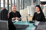 Um Himmels Willen – ARD/MDR UM HIMMELS WILLEN XIII. STAFFEL FOLGE 159, "Ärger auf Rezept" Uhr im ERSTEN. Schwester Theodora (Nina Hoger, r.) redet Klartext mit der Mutter Oberin (Gaby Dohm, l.) - sie soll zurücktreten. Bischof Rossbauer (Horst Sachtleben, M.) dagegen schenkt sie Fußballkarten.