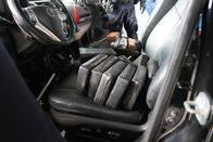 Schmugglern auf der Spur – Durchsuchung eines Autos und Entdeckung einer großen Menge versteckter Kokainpäckchen