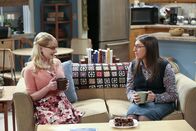 The Big Bang Theory – Während Raj und Howard einen Facebook-Fan auf ihrem Profil für ihre Band "Footprints on the Moon" haben und davon begeistert sind, gehen Bernadette (Melissa Rauch, l.) und Amy (Mayim Bialik, l.) das weitere Vorgehen mit Dave durch ...