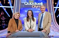Quizduell-Olymp – Moderatorin Esther Sedlaczek (M.) mit den Kandidat:innen des Teams "Journalisten": Ulrich Wickert (r.) und Sabine Christiansen (l.).