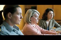 Die Rückkehr – Beim Notar halten Esther (Emilie De Roo, li.) und Bea (Katelijne Verbeke, Mi.) die Aussage von Britt (Greet Verstraete, re.) weiterhin für unglaubwürdig.
