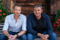 Der Bergdoktor – Gemeinsam durch dick und dünn: Der Bergdoktor Martin (Hans Sigl, r.) und sein Bruder Hans (Heiko Ruprecht, l.).