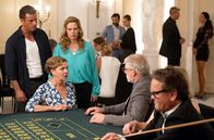 Meine Mutter ... – Toni (Diana Amft, stehend), Rufus (Stephan Luca) und Heidi (Margarita Broich) finden Ivo (Filip Peeters, re.) am Spieltisch.