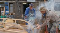 Handwerkskunst! – SWR Fernsehen HANDWERKSKUNST, "Wie man einen Hornschlitten baut" Uhr. Die Kufen aus Stahl werden glühendheiß aufgezogen.