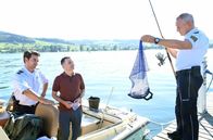 WaPo Bodensee – Jakob Frings (Max König, li.) wartet gespannt auf die Erklärung des Schmuckhändlers Florian Arlen (Carsten Strauch, M.) zu dem Fund, den sein Kollege Paul Schott (Tim Wilde, r.) soeben aus dem Wasser gefischt hat.
