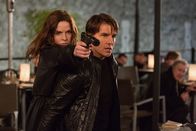 Mission: Impossible - Rogue Nation – Ilsa Faust (Rebecca Ferguson) nutzt Ethan Hunt (Tom Cruise) in London als Schutzschild, als man sie ausschalten will.