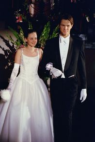 Gilmore Girls – Ihrer Großmutter zuliebe nimmt Rory (Alexis Bledel, l.) zusammen mit Dean (Jared Padalecki, r.) am Debütantinnenball teil, um in die feine Gesellschaft aufgenommen zu werden. Doch dafür muss auch ihr Vater anreisen, um sie vorzustellen ...