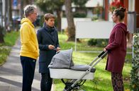 Rentnercops – Vicky Adam (Katja Danowski 2.v.l.) bringt Torsten Hahn (Jörn Knebel, l.) zu Anke Dreyer (Julia Grafflage, r.). Diese ist enttäuscht, dass sich Torsten auch nicht an sie und das Baby erinnern kann.