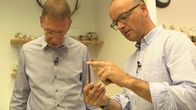 SMS - Schwanke meets Science – Tierknochen wurden in frühen Zeiten oft als Werkzeuge benutzt, wie diese Nadel aus einem bearbeiteten Hirschknochen aus der Steinzeit, die Karsten Schwanke (rechts) in der Hand hält. Links: der Archäozoologe Norbert Benecke.