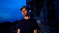 Money Maker – Serkan Eren macht jede Menge Kohle, aber nicht für sich. Er hilft selbst an vorderster Front – ob im Ukraine-Krieg oder beim Erdbeben in der Türkei. Der 40-jährige Stuttgarter leitet die Hilfsorganisation Stelp, die mit maximaler Wirkung wirbt – dass also dank schneller und unbürokratischer Hilfe die Spenden genau da ankommen, wo sie gebraucht werden. Serkan sagt, Stelp macht Dinge anders: Während andere Hilfsorganisationen sich bei plötzlichen Katastrophen noch sortieren, sitzt er – oft auch solo – schon im Flieger.
