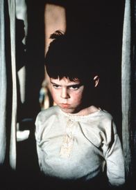Die Asche meiner Mutter – Der kleine Frank McCourt (Joe Breen) hat nicht viel zu lachen.