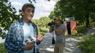 Löwenzahn – Erst heimlich dann ganz deutlich, ein merkwürdiger Typ macht ständig Fotos. Was will der Fotograf (Edin Hasanovic) bloß von Fritz (Guido Hammesfahr)?