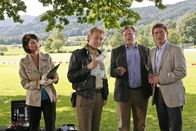 Die Rosenheim-Cops – Die Kommissare haben 15.000 Euro bei der Leiche des Schiedsrichters gefunden. Hat er etwa das Fußballspiel manipuliert? (v.li.: Petra Einhoff, Max Müller, Michael A. Grimm, Tom Mikulla).