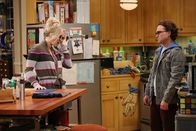 The Big Bang Theory – Als Penny (Kaley Cuoco, l.) erfährt, dass Leonard (Johnny Galecki, r.) von Alex angebaggert wird und ihm das auch noch gefällt, ist sie entsetzt ...