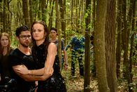 Under the Dome – Die Beziehung, die Hunter (Max Ehrich, l.) und Norrie (Mackenzie Lintz, r.) in der Parallelwelt aufgebaut haben, bringt schließlich auch in der Realität alles durcheinander ...
