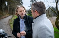 Sturm der Liebe – Erik (Sven Waasner, r.) sucht bei Michael (Erich Altenkopf, l.) Rat, wie man eine Liebe unter Frauen erkennt.