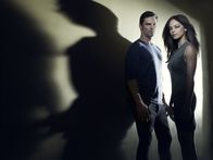 Beauty and the Beast – (1. Staffel) - Müssen sich gegenseitig retten: Catherine Chandler (Kristin Kreuk, r.) und Vincent Keller (Jay Ryan, l.) ...