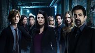 Criminal Minds: Evolution – (13. Staffel) - Ein starkes Team, das jeden Serientäter zur Strecke bringt: Dr. Spencer Reid (Matthew Gray Gubler, l.), David Rossi (Joe Mantegna, r.), Jennifer 'JJ' Jareau (AJ Cook, 2.v.r.), Penelope Garcia (Kirsten Vangsness, 4.v.r.), Dr. Tara Lewis (Aisha Tyler, 2.v.l.), Luke Alvez (Adam Rodriguez, 3.v.r.), Emily Prentiss (Paget Brewster, 4.v.r.) und Matt Simmons (Daniel Henney, 3.v.r.)