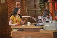 2 Broke Girls – Noch ahnen Max (Kat Dennings, l.) und Earl (Garrett Morris, r.) nicht, was noch auf sie zukommen wird ...