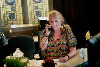 Beyond Paradise – Polizei-Bürokraft Margo Martins (Felicity Montagu) trägt wichtige Informationen für die Ermittlungen zusammen.