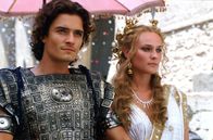Troja – Unglücklicherweise verliebt sich der attraktive Königssohn Paris (Orlando Bloom, l.) in die schöne Helena (Diane Kruger, r.), Königin von Sparta. Als die beiden dann auch noch nach Troja abhauen, brennen bei König Menelaos von Sparta alle Sicherungen durch - und ein 10 Jahre dauernder Krieg beginnt ...
