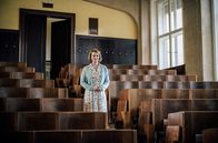 Charité – Dr. Ella Wendt (Nina Gummich) ist an die Charité versetzt worden. Beeindruckt steht sie im Vorlesungssaal der berühmten Klinik.