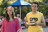 The Goldbergs – Erica Goldberg (Hayley Orrantia, l.); Barry Goldberg (Troy Gentile, r.)