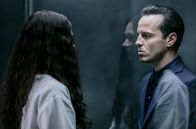 Sherlock – Moriarty (Andrew Scott) bei Sherlocks Schwester Euras (Sian Brooke) auf der geheimen Gefängnisinsel Sherrinford.