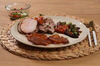 Land & Lecker – Bei Leonie Froböse in Lage, Ostwestfalen-Lippe. Hauptspeise: Sous vide gegarter Schweinerücken mit Barbequesoße, Secreto-Steak-Streifen, Smashed Potatoes, karamellisierte Möhren, Tomaten-Gurken-Minz-Brunoise.