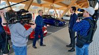Die Tricks ... – Moderator Jo Hiller befragt im neuen Ladepark in Hilden Elektroautofahrer.