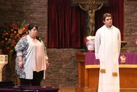 The Mick – Alba (Carla Jimenez, l.) entdeckt die Kirche für sich und beichtet offen bei Vater Zack (Miles Fisher, r.) ...