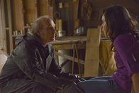 Under the Dome – Sind sich uneinig über den Ursprung der Kuppel: Rebecca (Karla Crome, r.) und Lyle (Dwight Yoakam, l.) ...