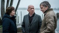 Der Usedom-Krimi – Karin Lossow (Katrin Sass) klopft auf den Busch: Was wissen Schoo (Christian Grashof) und Fuhrmann (Lutz Blochberger, r.)?