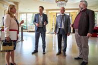 Die Rosenheim-Cops – Polizeichef Achtziger (Alexander Duda, 2.v.r.) und Marie (Karin Thaler, l.) sind überrascht, die Kommissare Stadler (Dieter Fischer, r.) und Hansen (Igor Jeftić, 2.v.l.) dienstlich im Hotel Sonnenblick anzutreffen.