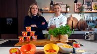 Nice Price – Sandra Mühlberg (l.) und Pia Osterhaus (r.) stellen sich einer Koch-Challenge. Ist frisch gekocht genauso schnell und lecker wie die Fertig-Ramen? Eigentlich unmöglich.