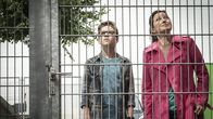 Die Pfefferkörner – Benny (Ruben Storck) und seine Mutter Andrea (Meike Kircher) besuchen Bennys Vater im Gefängnis.