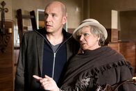 Mensch Mama! – Ulli (Götz Schubert) lernt seine Mutter Thea (Grit Boettcher) von einer ganz neuen Seite kennen.
