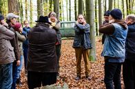 Labaule und Erben – Nach einer Idee von Harald Schmidt Ob das dem Team was hilft? Wolfram (Uwe Ochsenknecht, Mi.) und einige seiner Mitarbeiter versuchen tapfer, mitzumachen was Trainerin Marlies Gantenbauer (Anna Böger) vorgibt.