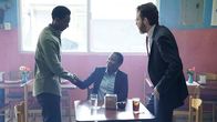 StartUp – Ronald Dacey (Edi Gathegi, l.), Agent Drummond (Brian McCarthy, r.)