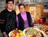 Zu Tisch ... – Manuel und Rosemarie Bernard vor den 13 Desserts.
