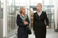 Sherlock – Lady Smallwood (Lindsay Duncan) und ihre Sekretärin Vivian Norbury (Marcia Warren, li.).