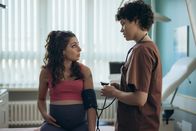 neoriginal: Push – Oana (Aysima Ergün, l.) war nicht bewusst, wie sehr eine unbehandelte Blasenentzündung ihr Baby gefährden kann. Um die Infektion schnellstmöglich zu bekämpfen, bekommt sie ihr Antibiotikum intravenös. Sie muss aufgenommen werden.