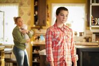 Young Sheldon – Mandy McAllister (Emily Osment, hinten); Missy Cooper (Raegan Revord, vorne)