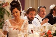 Barney's Version – 2. Mrs. 'P' (Minnie Driver), Barney (Paul Giamatti, M) und sein Vater Izzy (Dustin Hoffman) bei ihrem Hochzeitsbankett im Ritz Carlton.